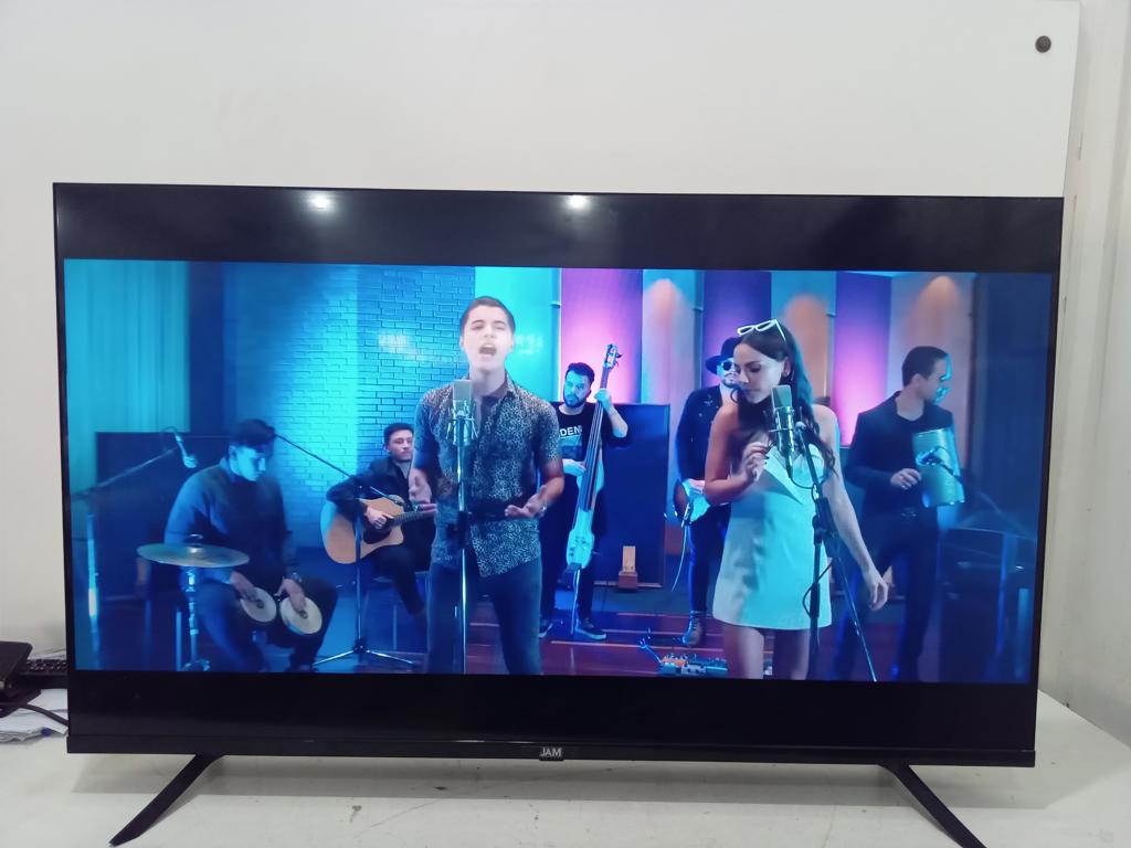 Televisor Led Smart De 43 '' Marca Jam Modelo Gtm5ultra-43gfsa Con Control Usado En Buen Estado Acc Con Control Con Patitas