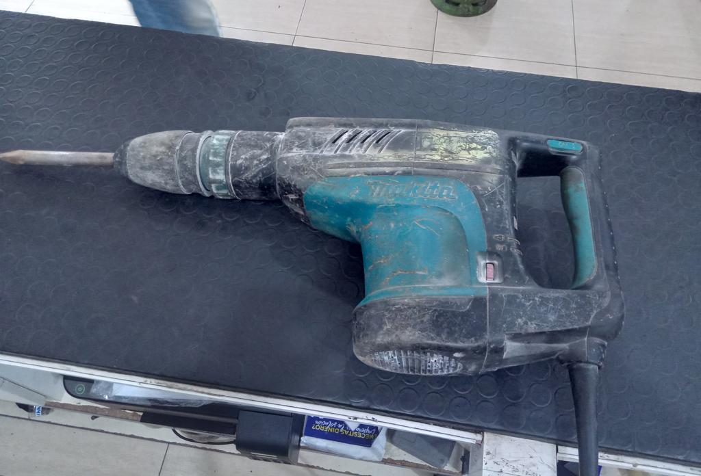Foto 3 de Rotomartillo Marca Makita Modelo Hm1203c Usado Con Desgaste Con No Tiene Acc 1 Mecha