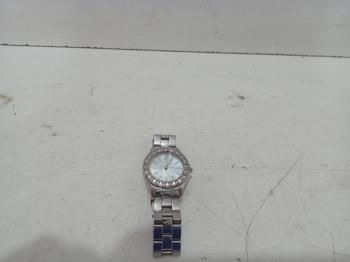 Reloj Para Dama Marca Guess Modelo W0025l1 Usado En Buen Estado Acc Color Plateado