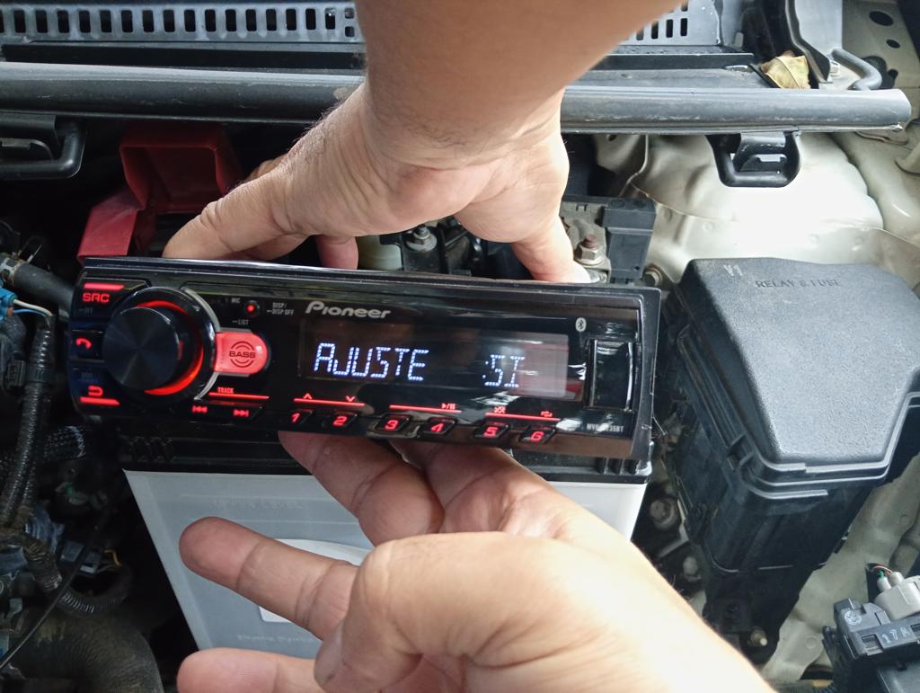 Auto Radio Sin Pantalla Marca Pioneer Sin Control Modelo Mvh-S235bt Usado En Buen Estado Acc Con Ficha