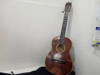 Guitarra Marca Gustavo Sanabria Modelo Clásica Usado En Buen Estado Acc Con Estuche Color Negro