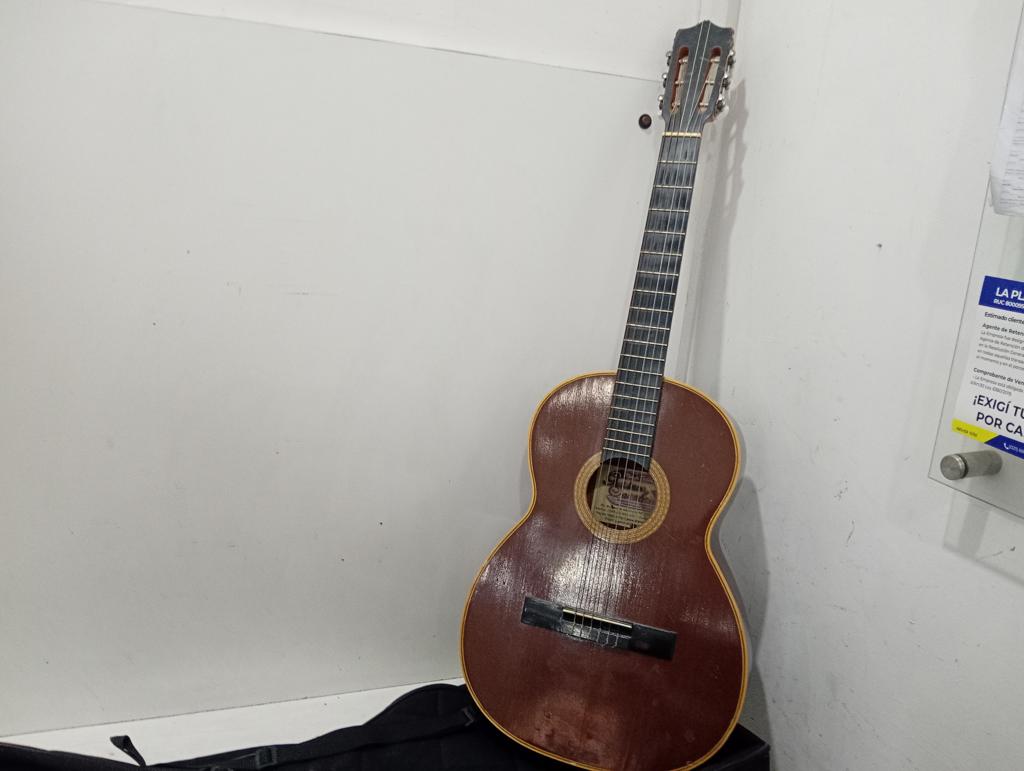 Guitarra Marca Gustavo Sanabria Modelo Clásica Usado En Buen Estado Acc Con Estuche Color Negro