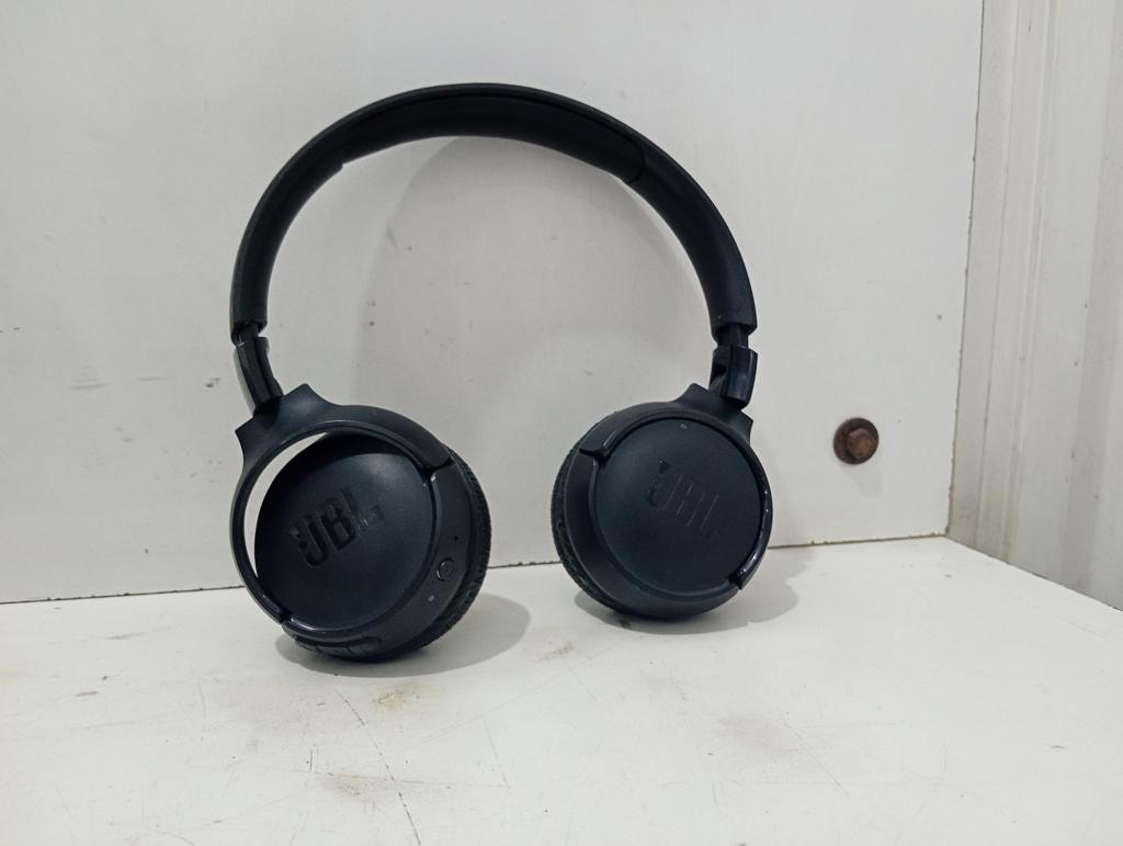 Auricular Marca Jbl Modelo Tune Usado Con Desgaste Con No Tiene Acc Boton De PowerBoton De VolumenAlmoadillas