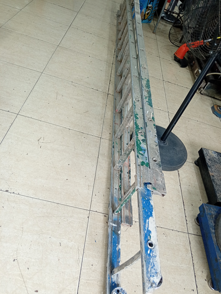 Escalera Marca No Tiene Altura 8 M Cap 200 Kg. Usado En Buen Estado Acc 28 Peldaños