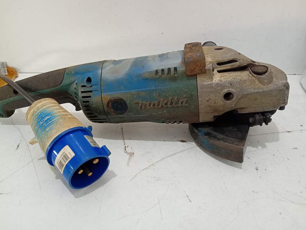Foto 2 de Pulidora Marca Makita Grande Modelo Ga7020 Tamaño 180mm Usado En Buen Estado Acc ProtectorManijaAdaptador Industrial