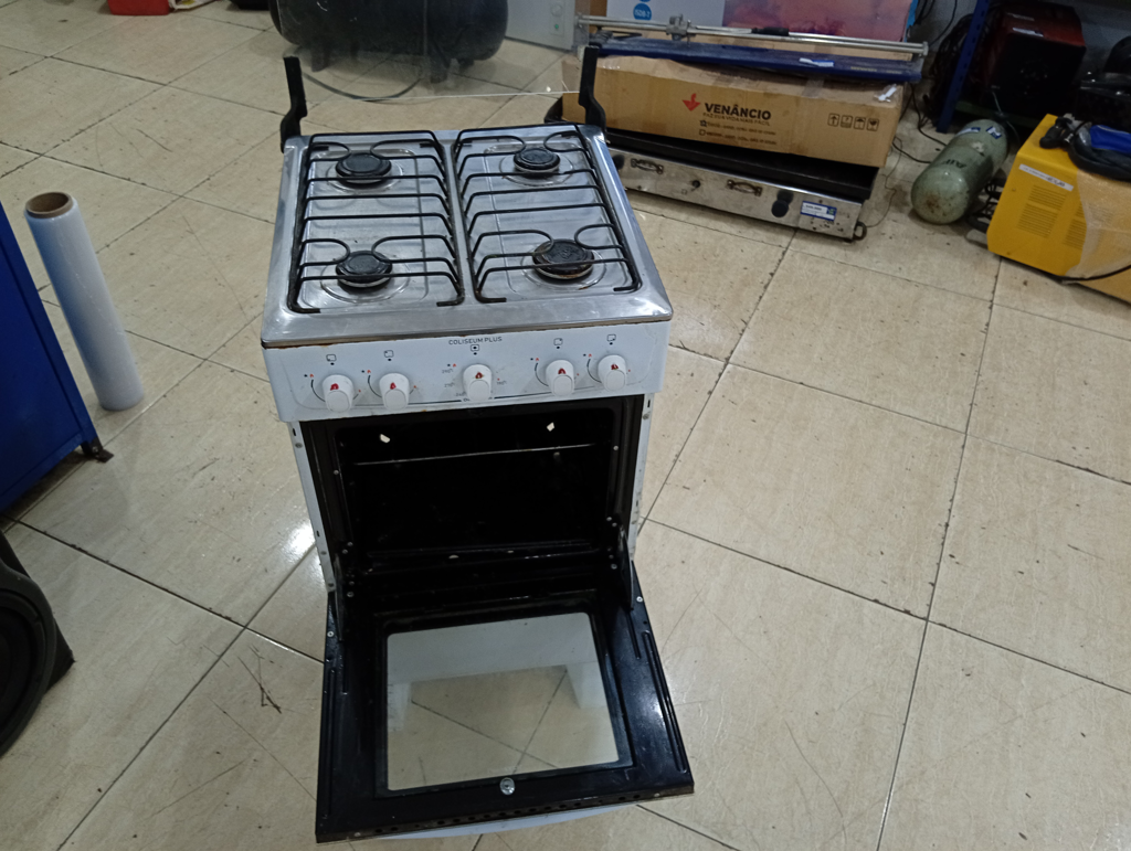 Cocina A Gas Marca Atlas Modelo Coliseum Usado Con Desgaste Acc 4 Hornallas Tapa De Vidrio