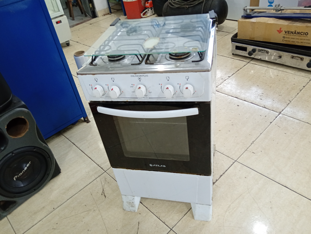 Foto 2 de Cocina A Gas Marca Atlas Modelo Coliseum Usado Con Desgaste Acc 4 Hornallas Tapa De Vidrio
