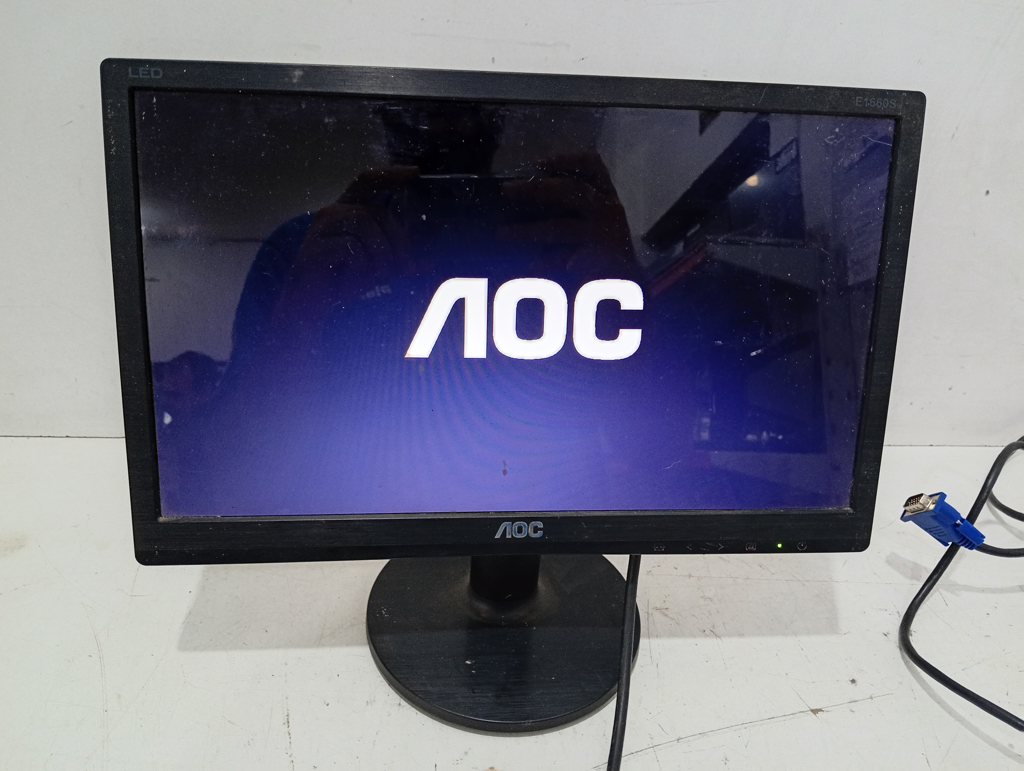 Foto 2 de Monitor P/ Computadora Led Marca Aoc De 15 '' Modelo 156lm0004 Usado En Buen Estado Acc Con Cable Cte Y Vga