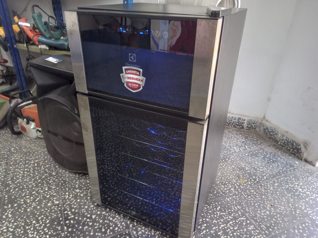 Frigobar Marca Electrolux Litros 79 Modelo Erww5mmb Usado En Buen Estado Con No Tiene Acc No Tiene