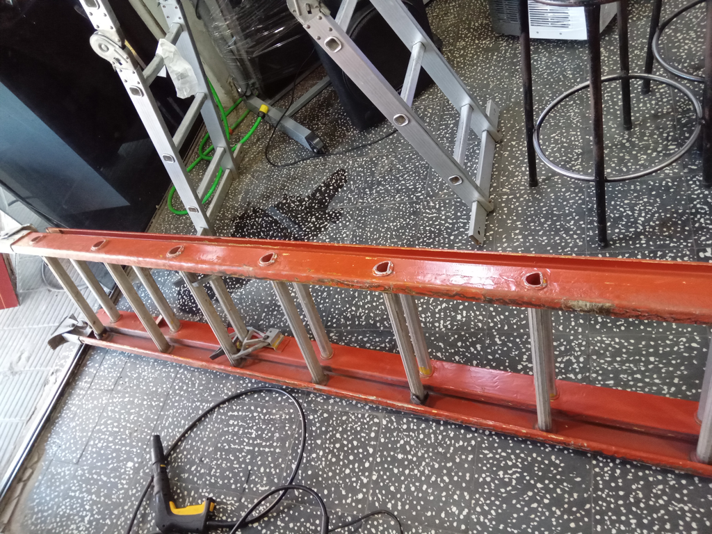 Escalera Marca Stanley Altura 3 M Cap 150 Kg. Usado En Buen Estado Acc 21 Peldaños