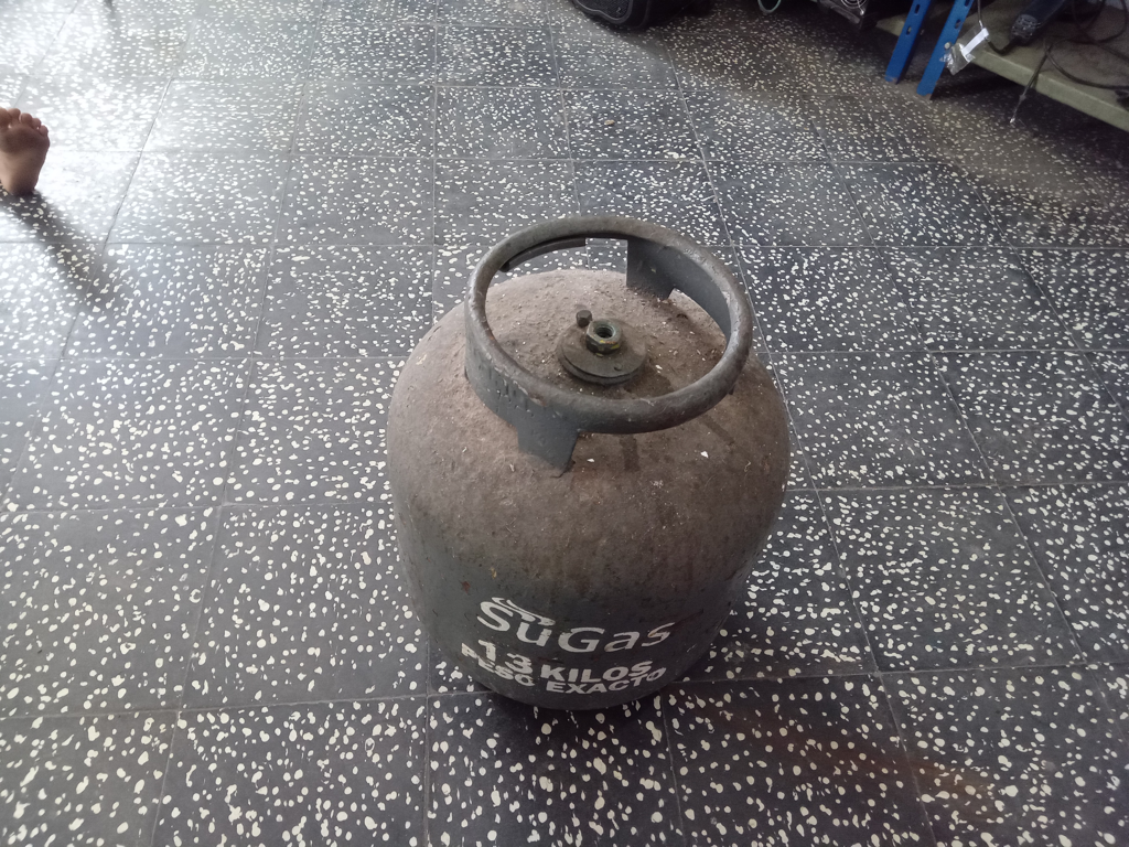 Garrafa Cap 13 Kg. Marca Sugas Usado En Buen Estado Color Gris Acc No Tiene