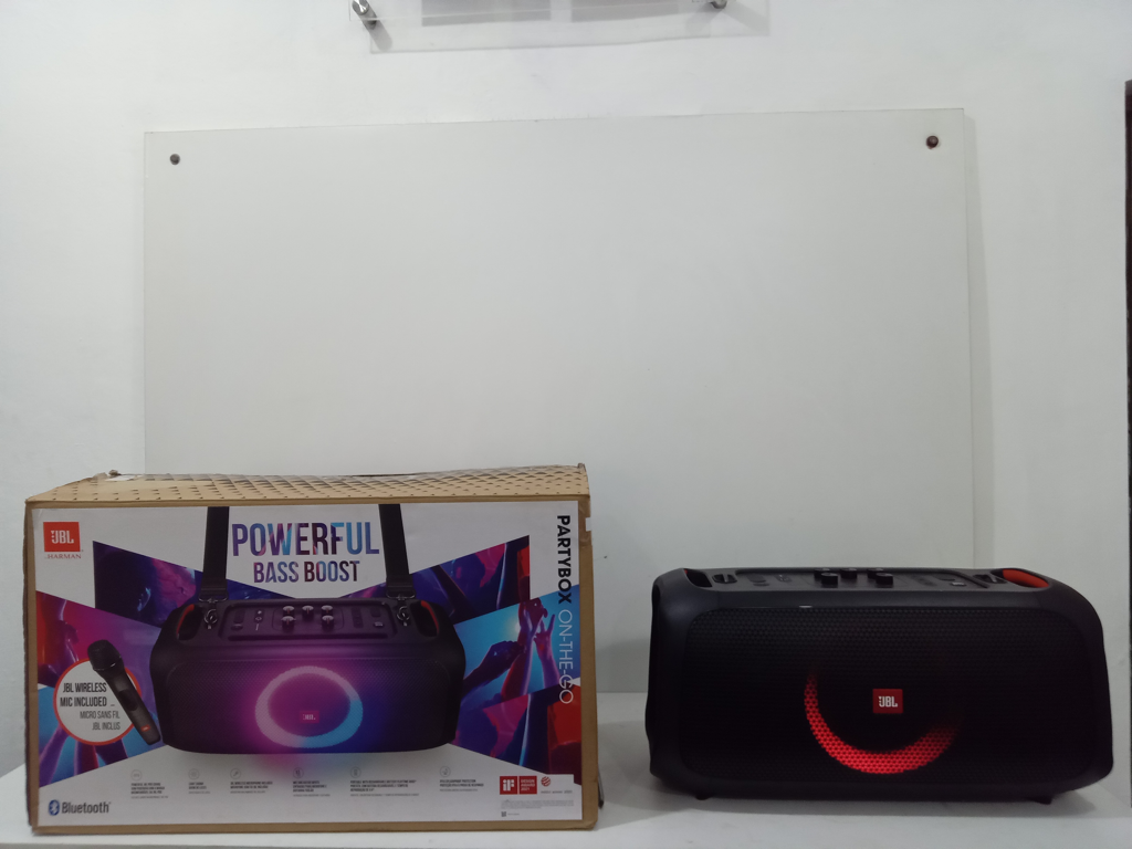 Parlante Portatil Marca Jbl Modelo Party Box On The Go Usado En Buen Estado Con MicrofonoCable Corriente Cinta Colgante Acc No Tiene