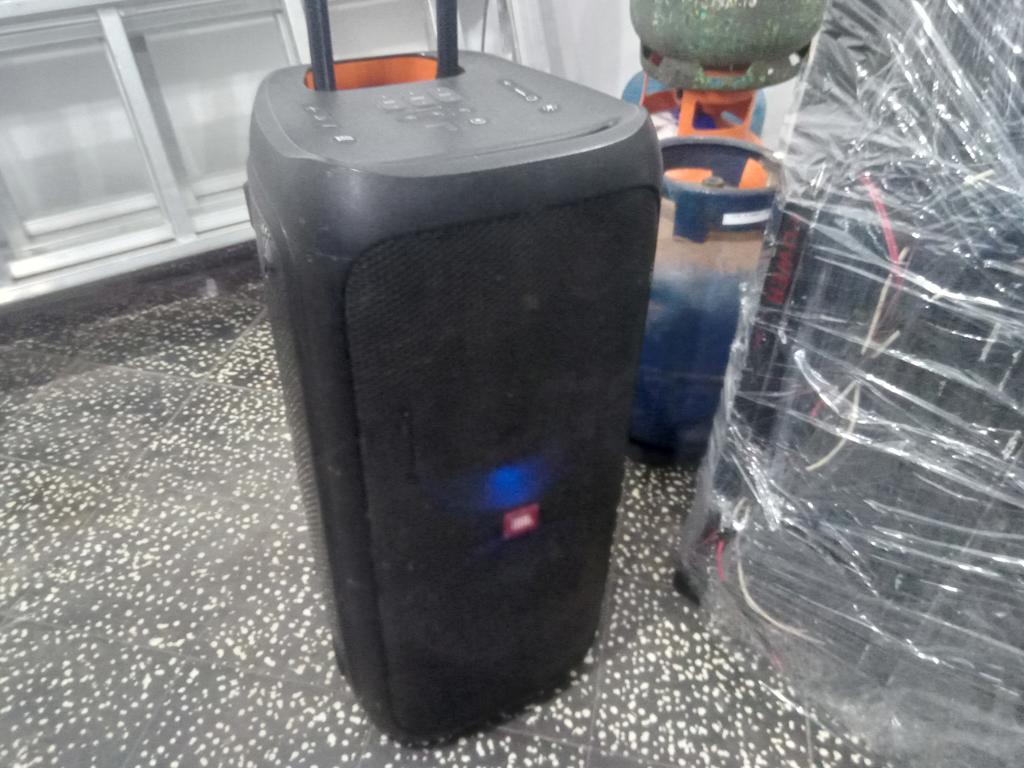 Parlante Portatil Marca Jbl Modelo Party Box 310 Usado En Buen Estado Con Cable Corriente Acc No Tiene