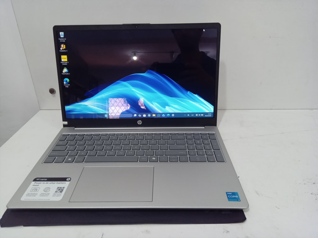 Notebook Marca Hp Modelo 15-Fd0123dx Procesador Core I3 Memoria Ram 8 Gb Disco Duro 238 Gb Generacion 13 Acc En Estuche Negro