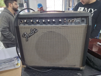 Amplificador De Sonido P/ Guitarra Marca Frontman Modelo 25r Usado En Buen Estado Acc Cable Corriente