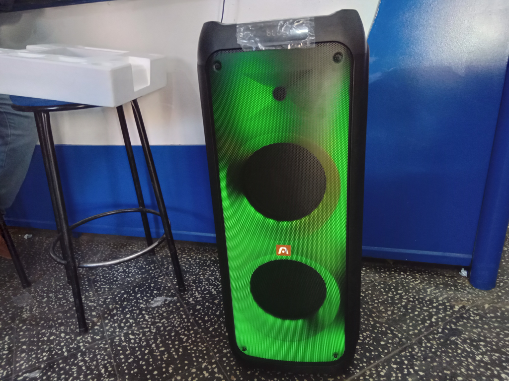 Caja De Sonido Amplificada Marca Argom Modelo Rave100 Sin Control Nuevo Sin Uso Acc Cable CorrienteMicrofono
