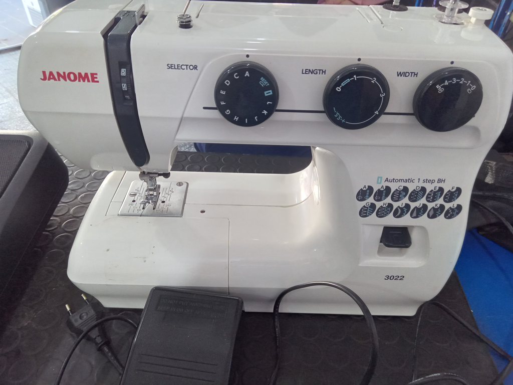 Maquina De Coser Familiar Marca Janome Modelo 3022 Usado En Buen Estado Acc Pedal