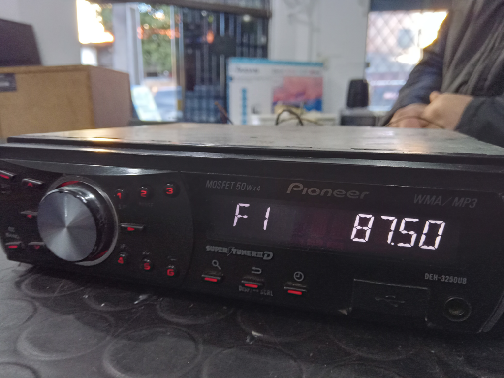 Autoradio Marca Pioneer Sin Control Modelo No Tiene Usado En Buen Estado Con No Tiene Acc No Tiene