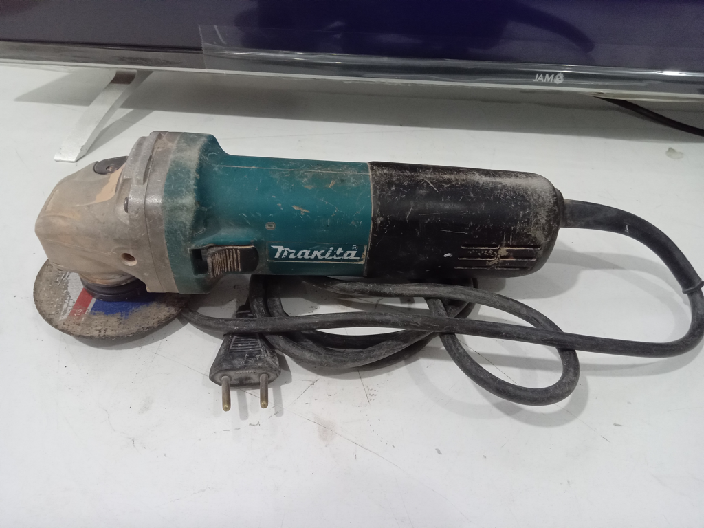 Pulidora Marca Makita Modelo 9557hn Tamaño Pequeño Usado En Buen Estado Acc Disco