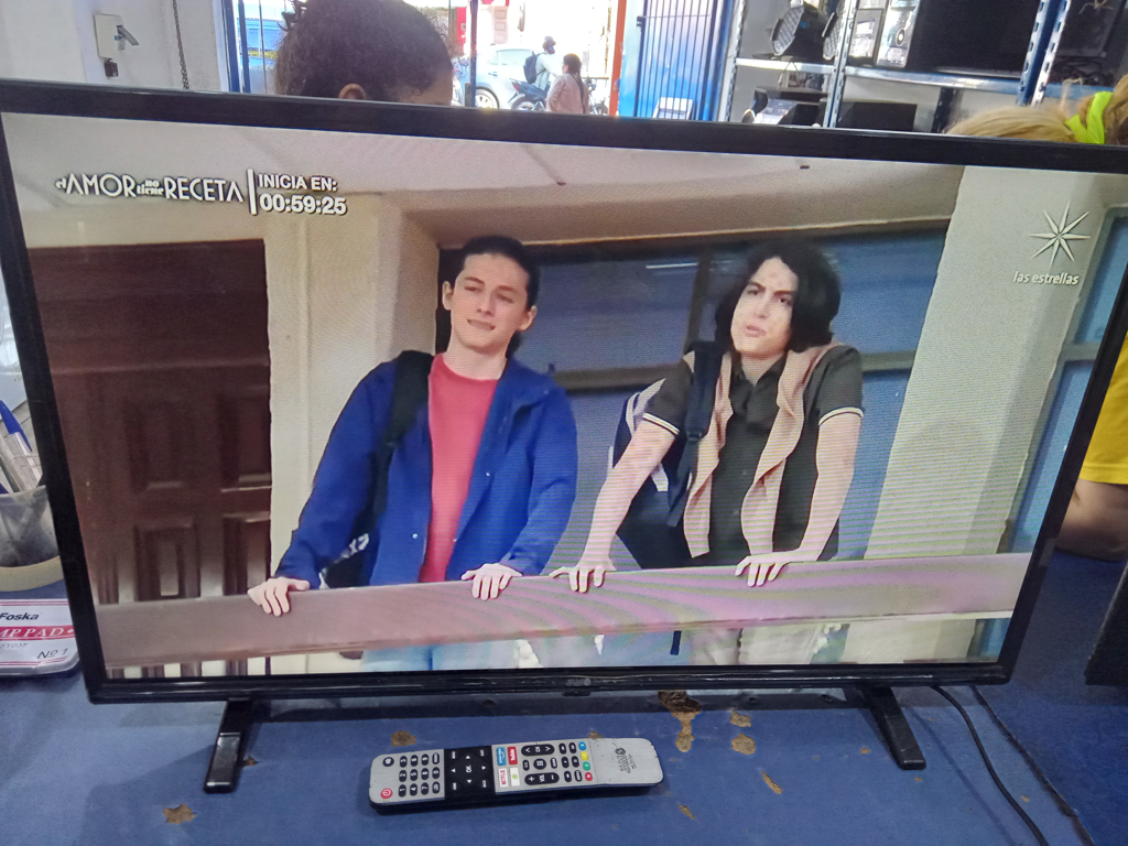 Televisor Led Smart De 32 '' Marca Jam Modelo Sk32e10 Con Control Usado En Buen Estado Acc Con Patitas