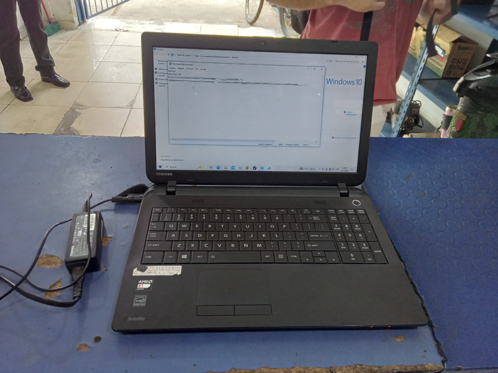 Notebook Marca Toshiba Modelo C55d-B5308 Procesador Amd E1 Memoria Ram 4 Gb Disco Duro 232 Gb Generacion 1 Acc Teclado Numerico