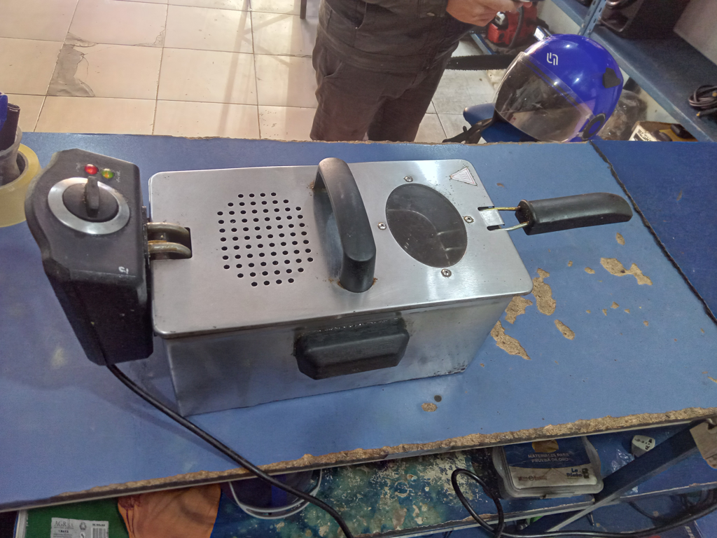 Fritadora Marca Modelo Df3l2000bg Usado Con Desgaste Acc Tapa Y Colador
