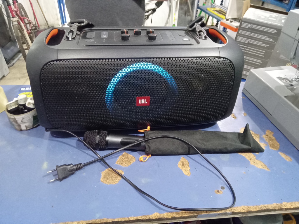 Caja De Sonido Amplificada Marca Jbl Modelo On The Go Sin Control Usado En Buen Estado Acc CorreaCable Power Microfono Caja