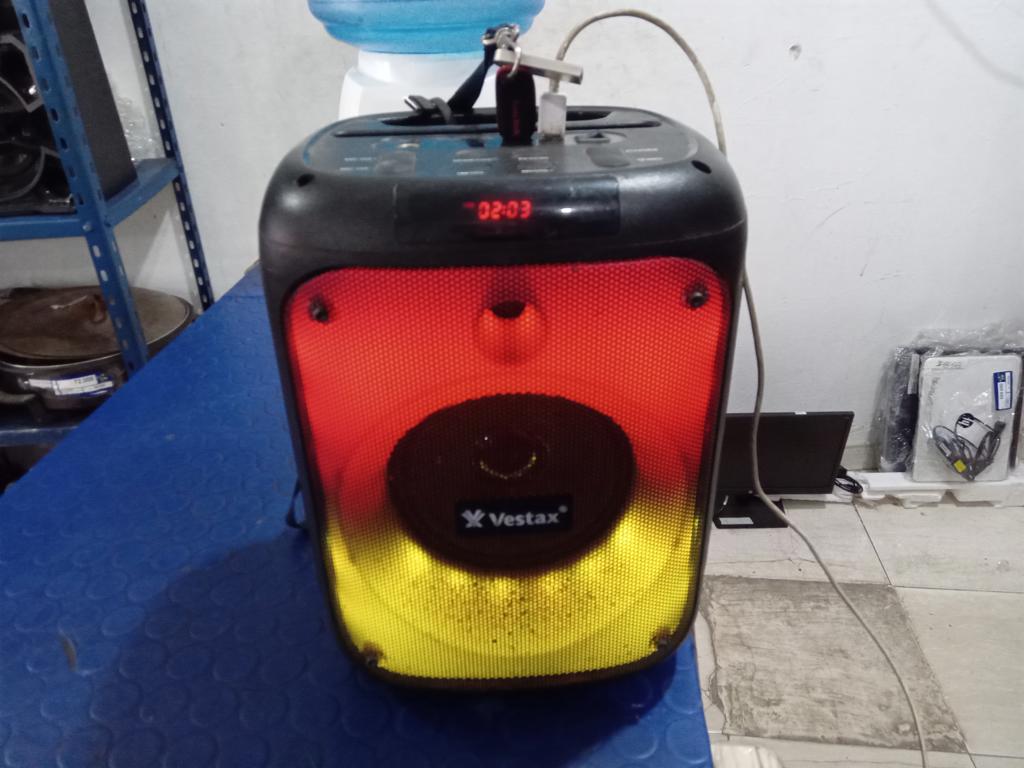 Caja De Sonido Amplificada Marca Vestax Modelo Vt-W115 Sin Control Usado En Buen Estado Acc No Tiene