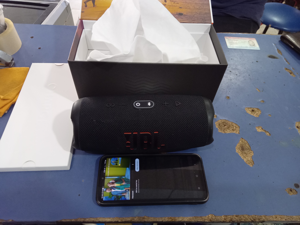 Speaker Potencia Watts 2 Marca Jbl Sin Control Modelo Charge5 Usado En Buen Estado Con Caja Acc CajaCable Cargador