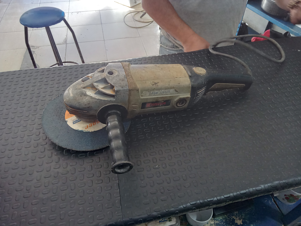 Foto 2 de Pulidora Marca Crowm Modelo Ct3253 Tamaño Grande Usado En Buen Estado Acc Mango Y Disco