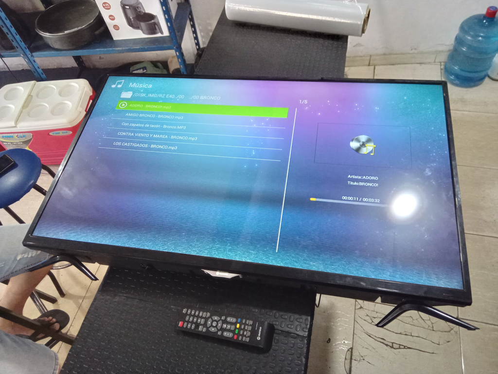 Televisor Led Convencional De 43 '' Marca Matsui Modelo Mt-Dsle43 Usado Con Desgaste Con Control Sin Caja Acc Patitas
