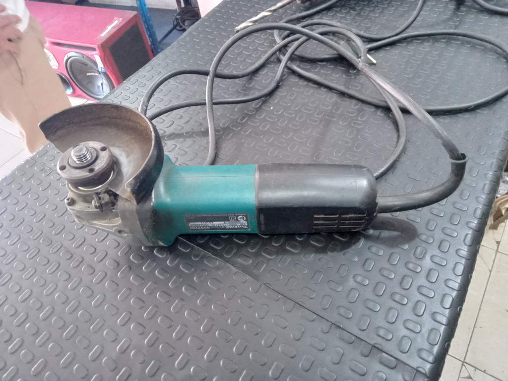 Pulidora Marca Makita Modelo 9557hn Tamaño Chico Usado En Buen Estado Acc Protector
