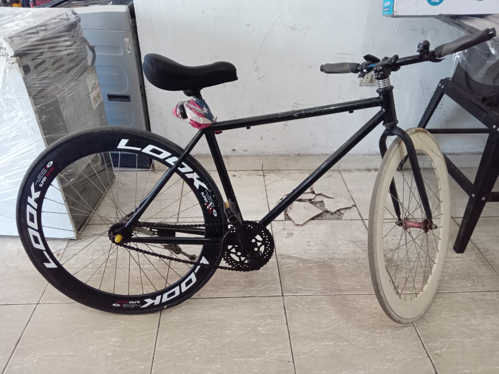 Bicicleta Marca No Tiene Aro 26 Modelo No Tiene Usado En Buen Estado Acc Con Frenos Contra Pedal Aciento Buen EstadoLlanta TubularColor NegroCon Luz Frontal Y Trasera