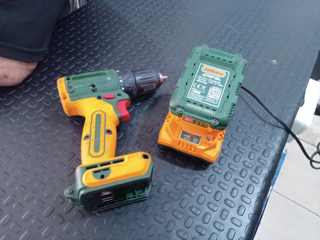 Taladro Marca Jadever Modelo Jdcdp5521 Acc 1 Bateria Cargador