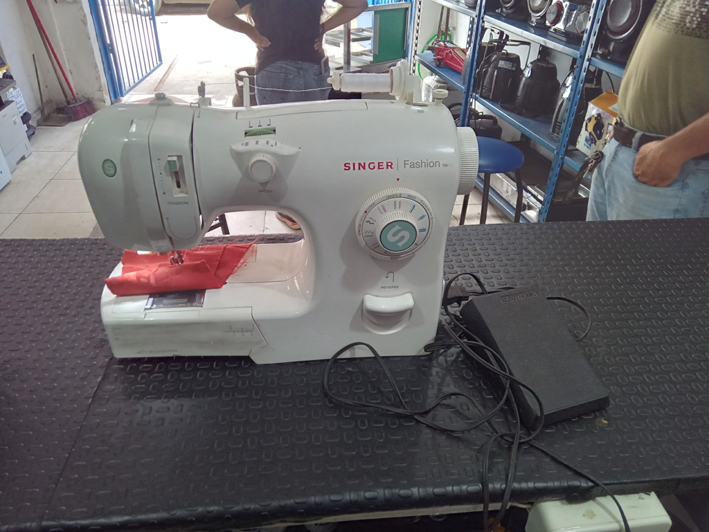 Maquina De Coser Familiar Marca Singer Modelo Fashion Usado En Buen Estado Acc Pedal AgujaBase