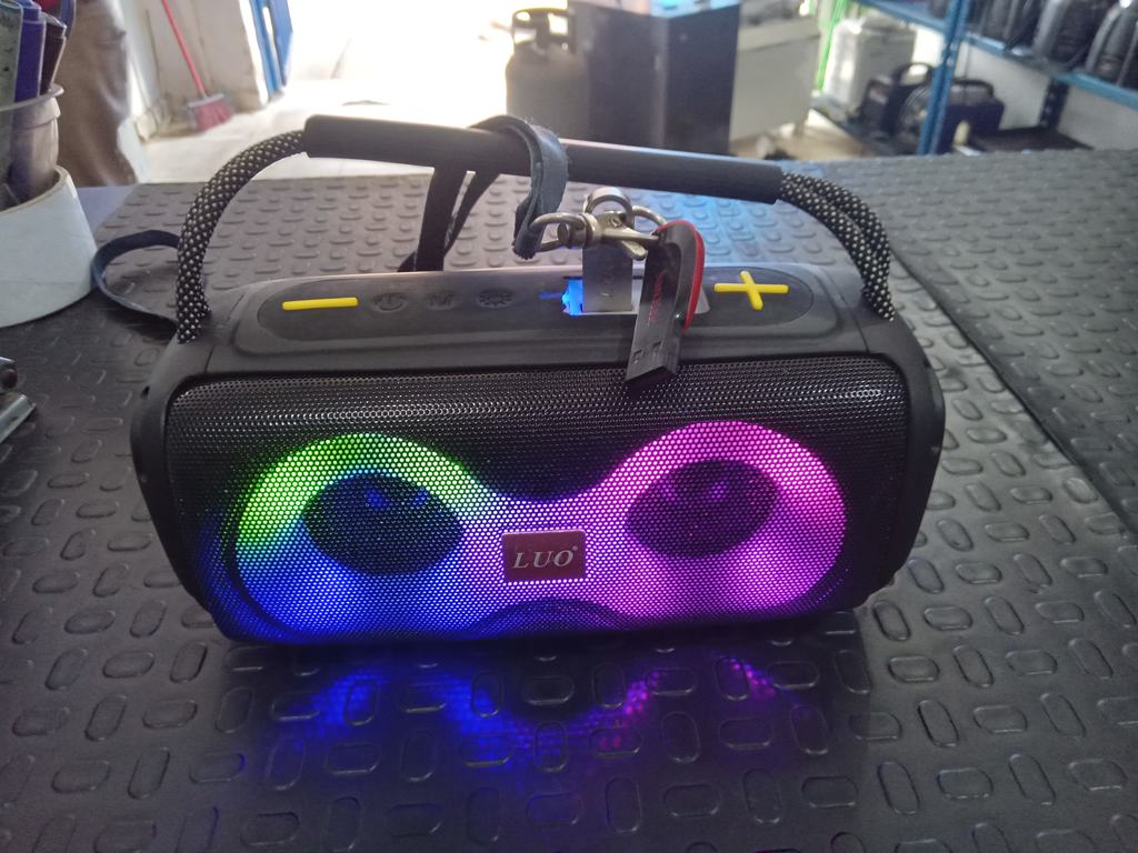 Speaker Potencia Watts 2 Marca Luo Sin Control Modelo No Tiene Usado En Buen Estado Sin Caja Acc Colgante