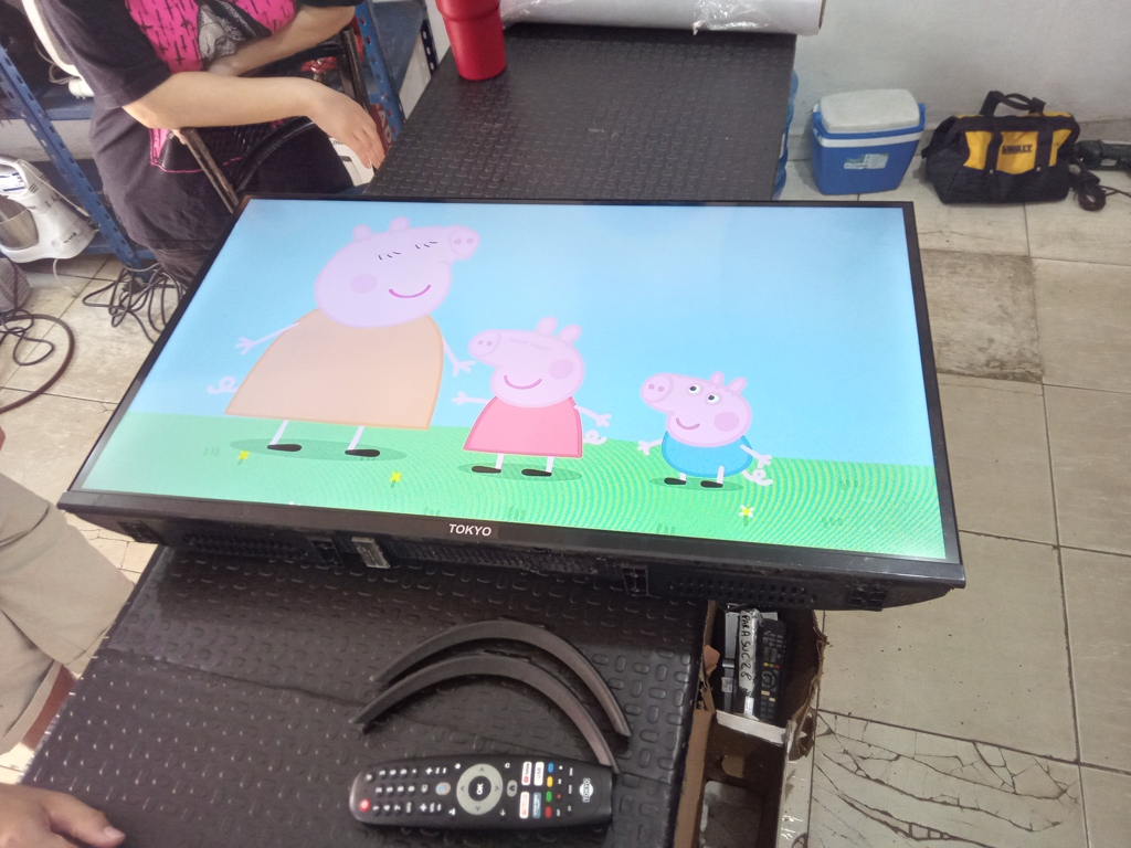 Televisor Led Smart De 32 '' Marca Tokyo Modelo Tvtokhf32gtv Con Control Usado En Buen Estado Acc Patitas Caja