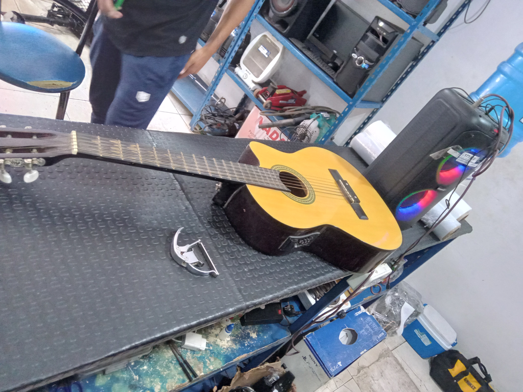 Guitarra Marca Memphis Modelo Fi-861 Usado Con Desgaste Acc 6 CuerdasEstuche Regular Color Negro 1 Accesorio