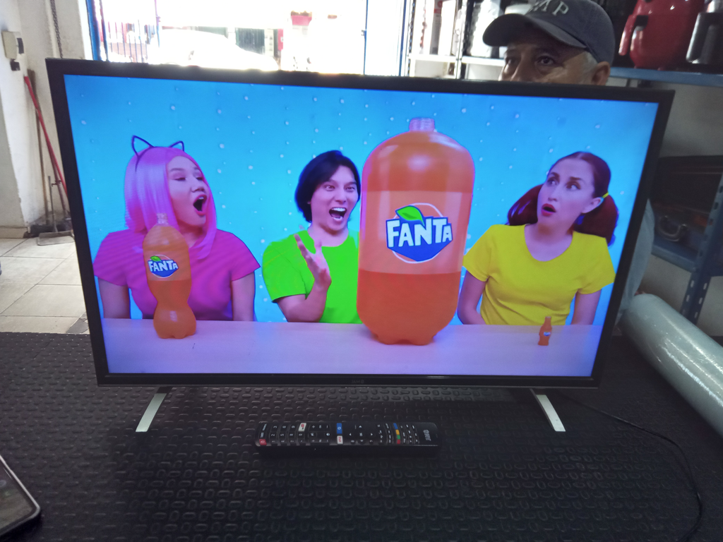 Televisor Led Smart De 32 '' Marca Jam Modelo Ja32hd218s Con Control Usado En Buen Estado Acc Patitas