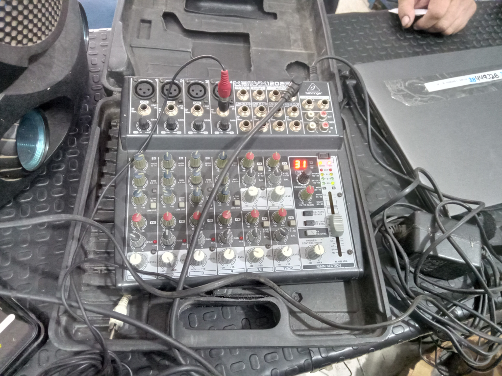 Consola De Sonido Marca Beringer Modelo Xenyx1202fx Usado En Buen Estado Acc TransformadorMaletin