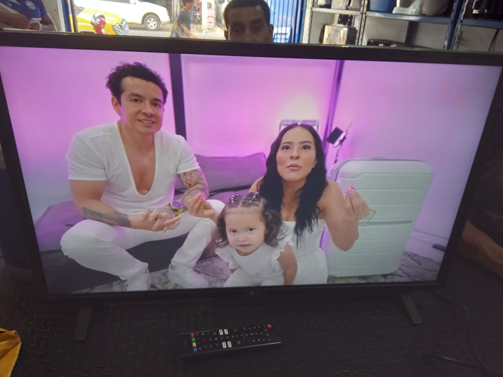 Televisor Led Smart De 32 '' Marca Lg Modelo 32lq630bpsa Con Control Usado En Buen Estado Acc Patitas De Pedestal