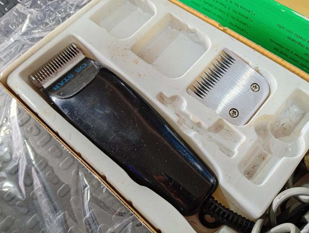 Foto 2 de Maquina De Cortar Cabello Marca Os Star Modelo Os-8212 Usado En Buen Estado Acc 2 Dientes Caja
