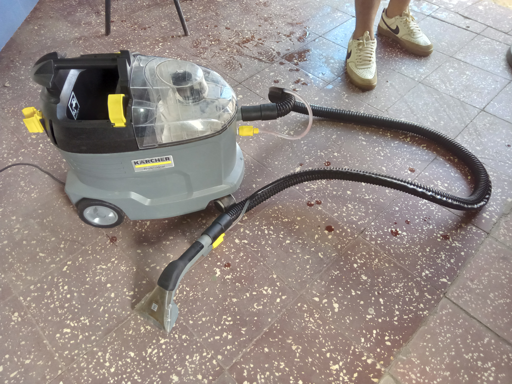 Aspiradora Marca Karcher Modelo Puzzi 8/1 Usado En Buen Estado Acc Manguera Y Pico