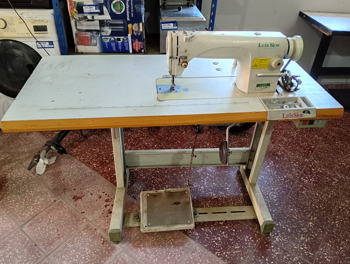 Maquina De Coser Industrial Tipo Recta Marca Luis Sew Modelo Ddl-8700 Usado Con Desgaste Acc Mesada Pedal Motor 400wSin Portahilos