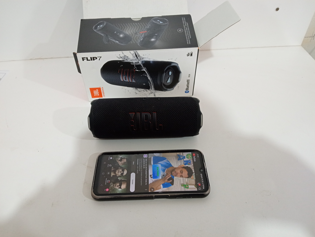 Speaker Potencia Watts 2 Marca Jbl Sin Control Modelo Flip 7 Usado En Buen Estado Con Caja Acc Colgante
