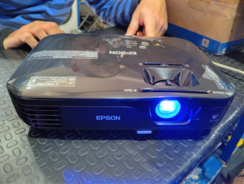 Proyector De Imagen Marca Epson Con Control Modelo H430a Lumenes 3.300 Usado En Buen Estado Acc Cable Power Cable De Impresion EstucheVgaCaja