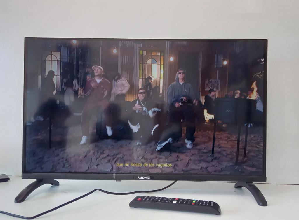 Televisor Led Smart De 32 '' Marca Midas Modelo Md-Smtv32a Con Control Usado En Buen Estado Acc 2 PatitasControl Con Pila