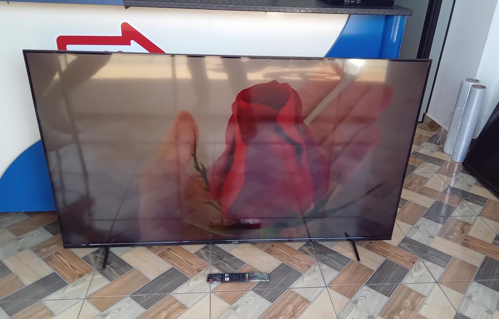 Televisor Led Smart De 65 '' Marca Jam Modelo Ultraslim-65fsc Con Control Usado En Buen Estado Acc 2 Patitas