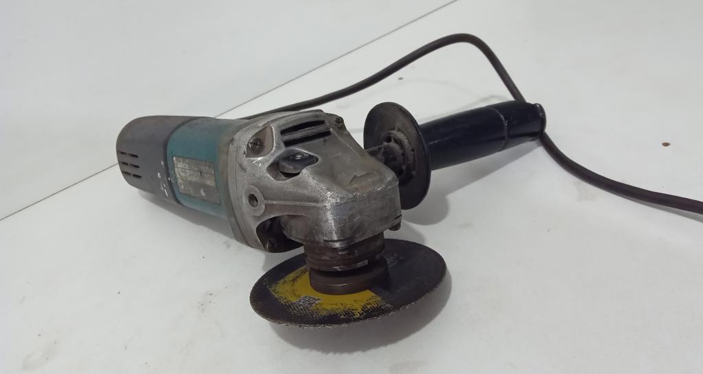 Pulidora Marca Makita Modelo 9575hn Tamaño Pequeño Usado Con Desgaste Acc ManijaDisco De Corte