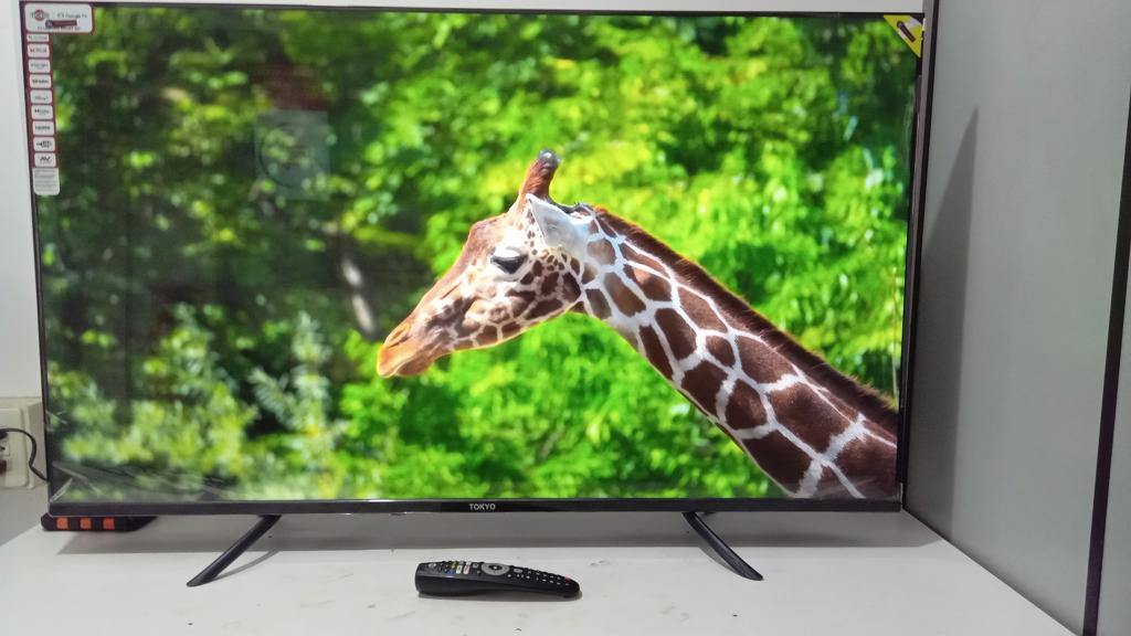 Televisor Led Smart De 50 '' Marca Tokyo Modelo Tvtokuf50gtv Con Control Usado En Buen Estado Acc 2 Patitas1 Cable